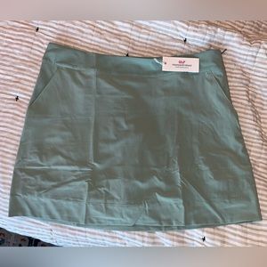 Vineyard Vines, solid golf skort, size large NWT